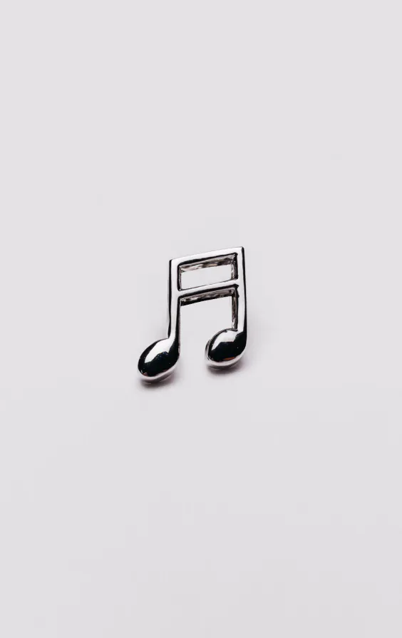Silverfärgad lapp med musiknoter