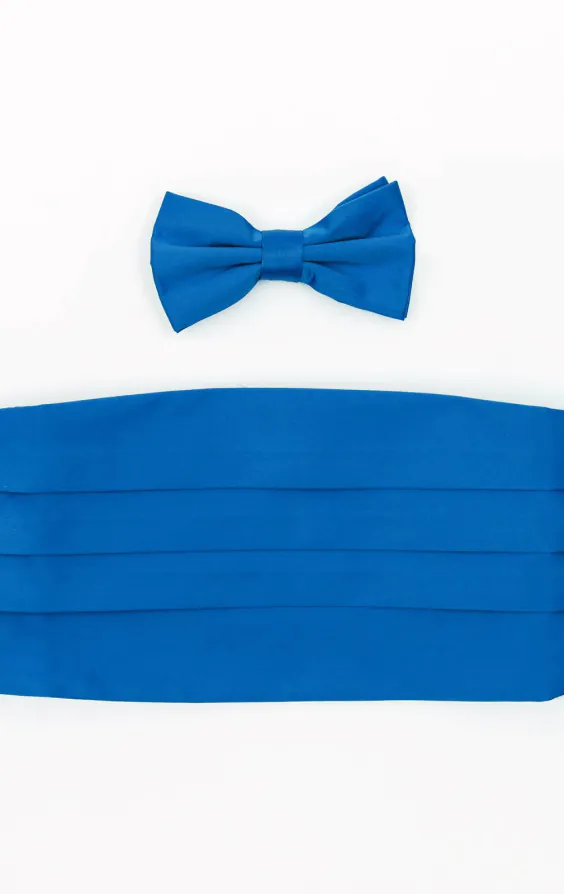 Blå kummerband i polyester och knuten fluga i ett set