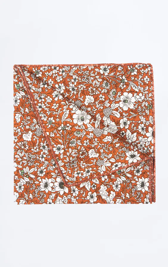 Orange blommig bröstnäsduk