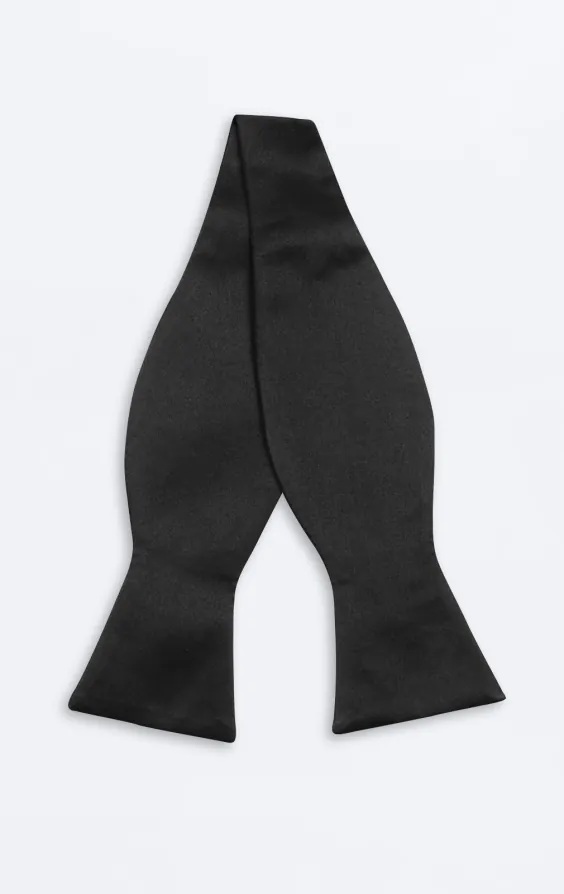 Oknuten svart fluga i polyester 