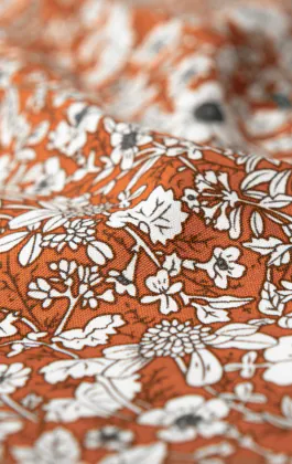 Orange blommig bröstnäsduk