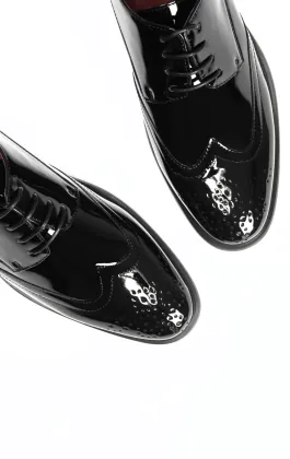 Svarta brogue lackskor