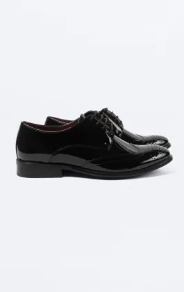 Svarta brogue lackskor